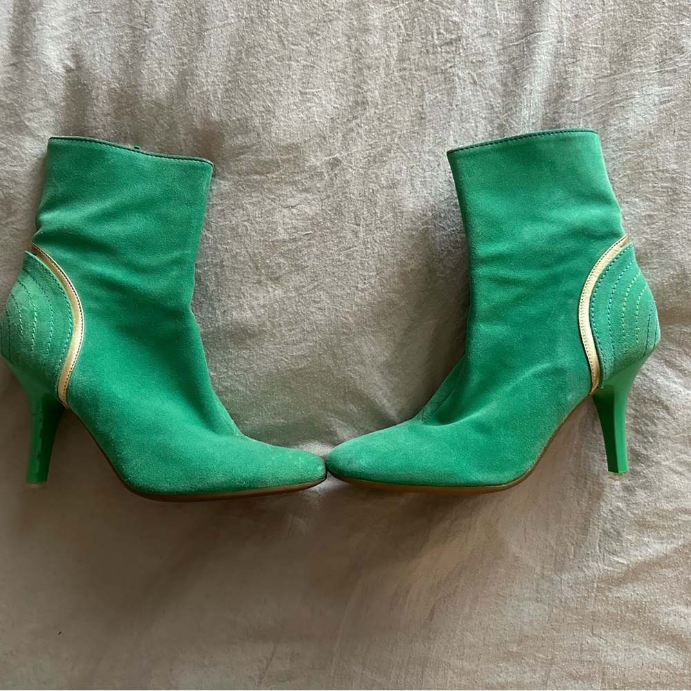 Fornarina rare unicorn! Green Suede Pointed-Toe Ankle Boots with Gold Accent